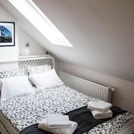 Lovely & Cosy With Wifi & Free Parking 公寓